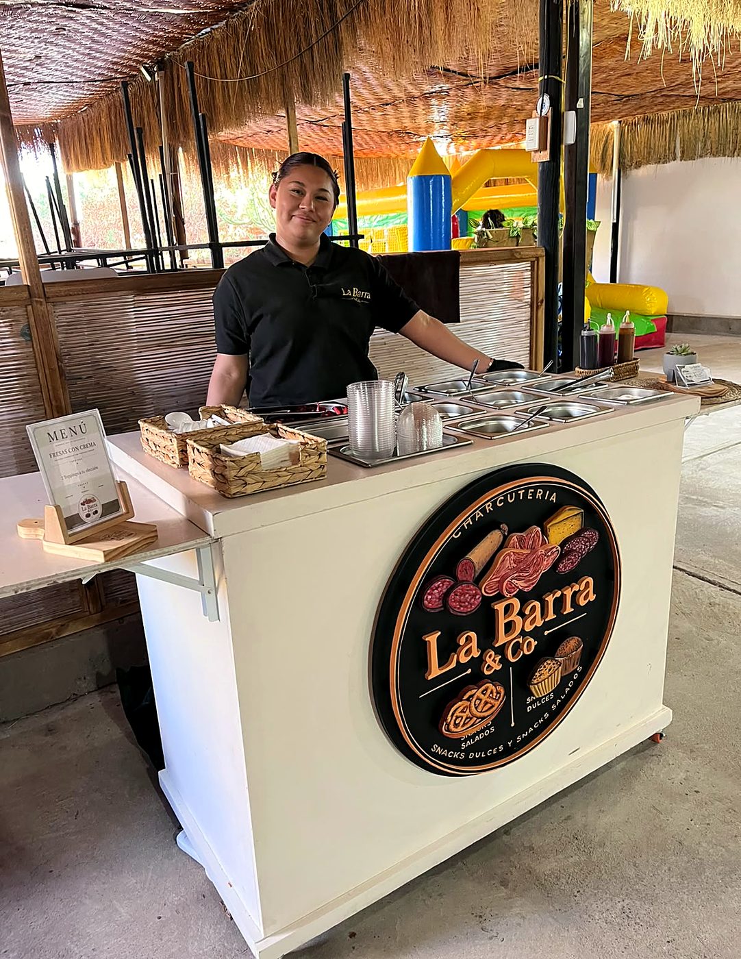 Barra de toppings de La Barra & Co. montada en un evento